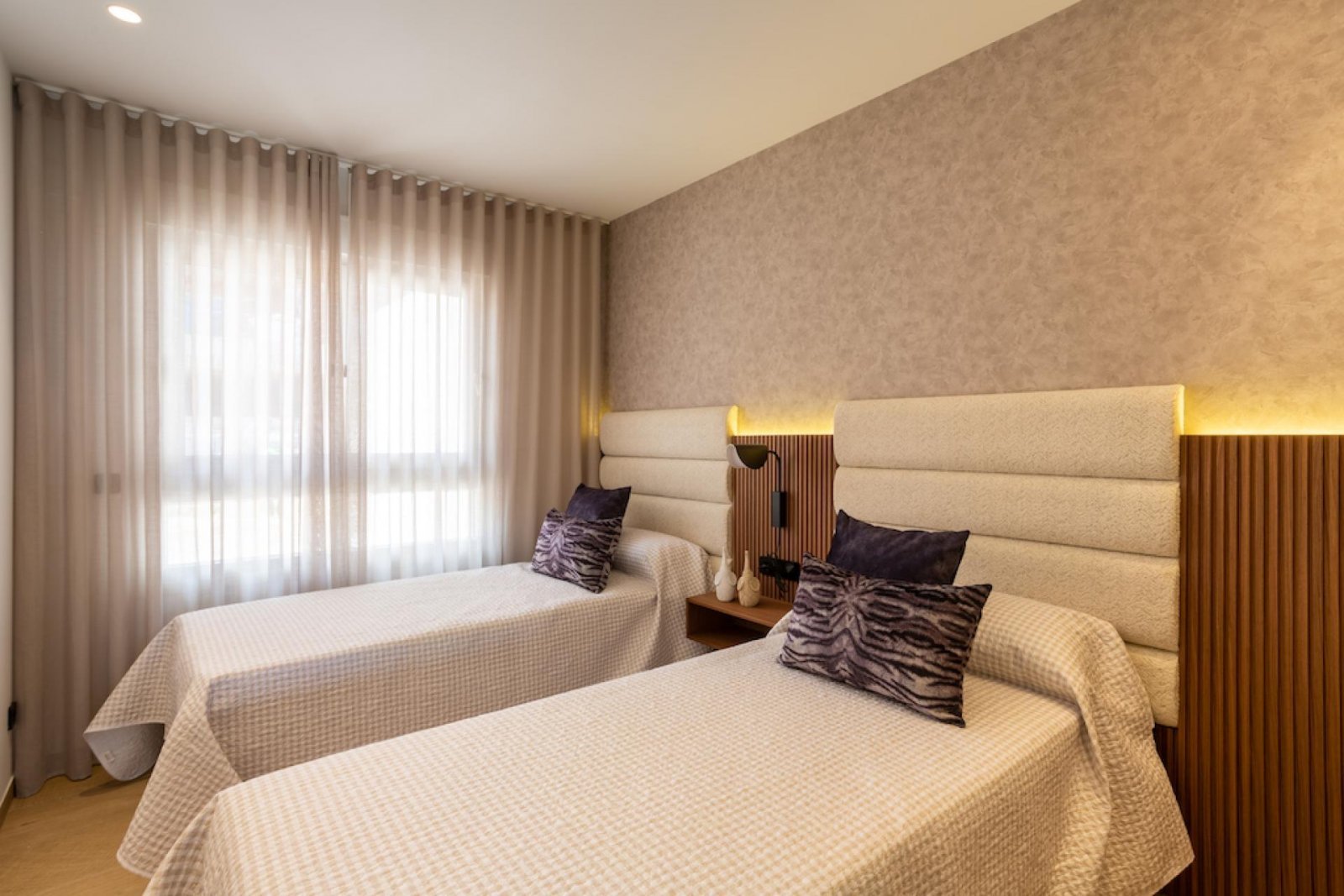 Elegantes Apartment mit privatem Garten, Gemeinschaftspool und Tiefgarage
