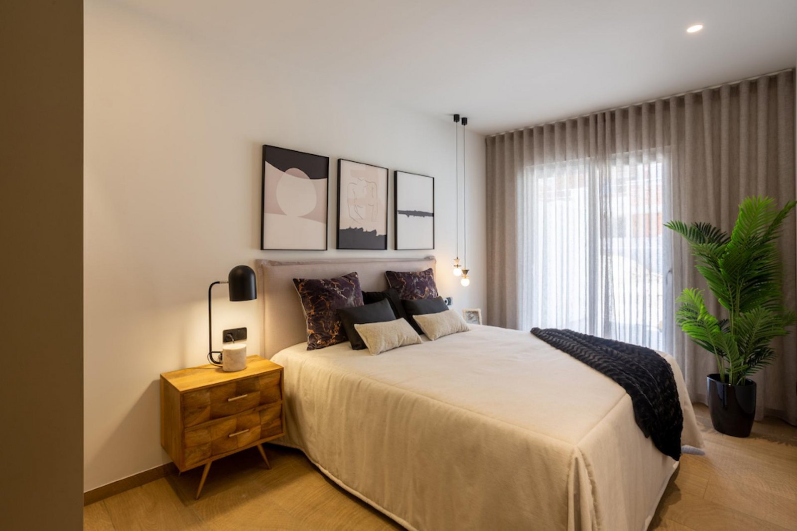 Elegantes Apartment mit privatem Garten, Gemeinschaftspool und Tiefgarage