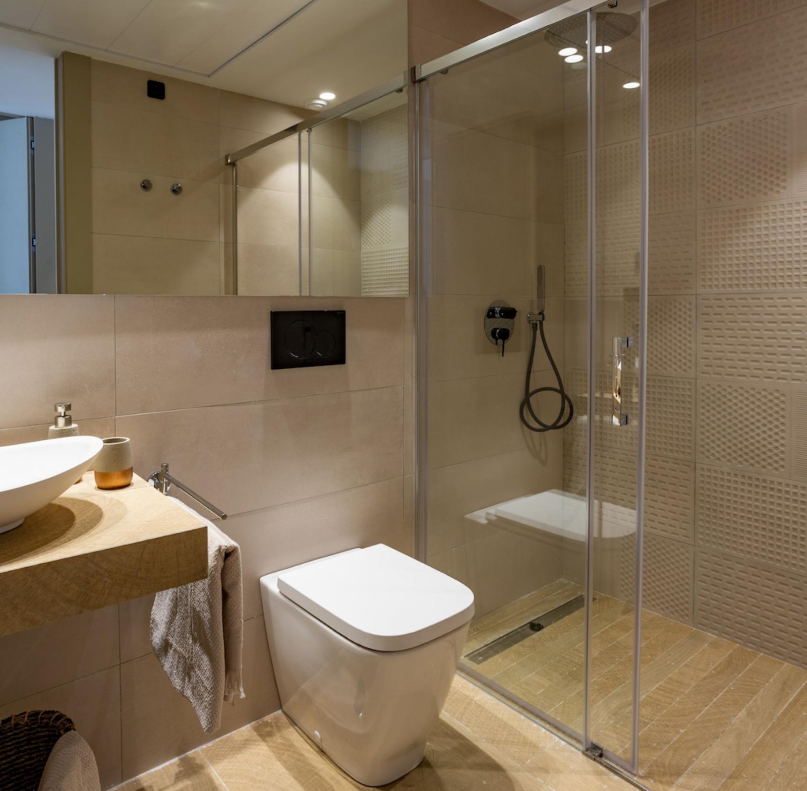 Elegantes Apartment mit privatem Garten, Gemeinschaftspool und Tiefgarage