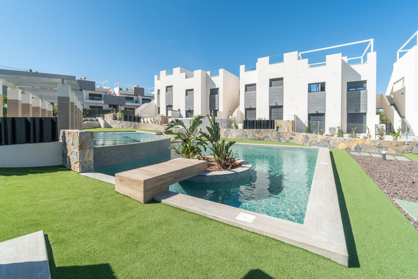 Neubau-Apartment mit Garten und Gemeinschaftspool