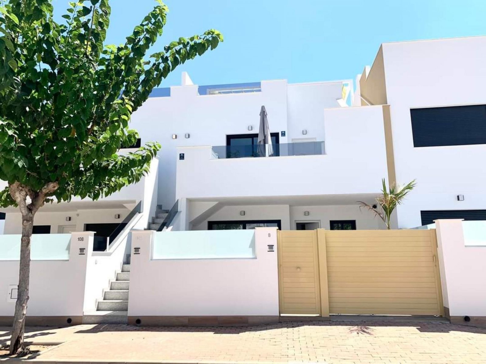 Modernes Apartment mit Dachterrasse, Pool & Tiefgarage - Einziehen & Genießen