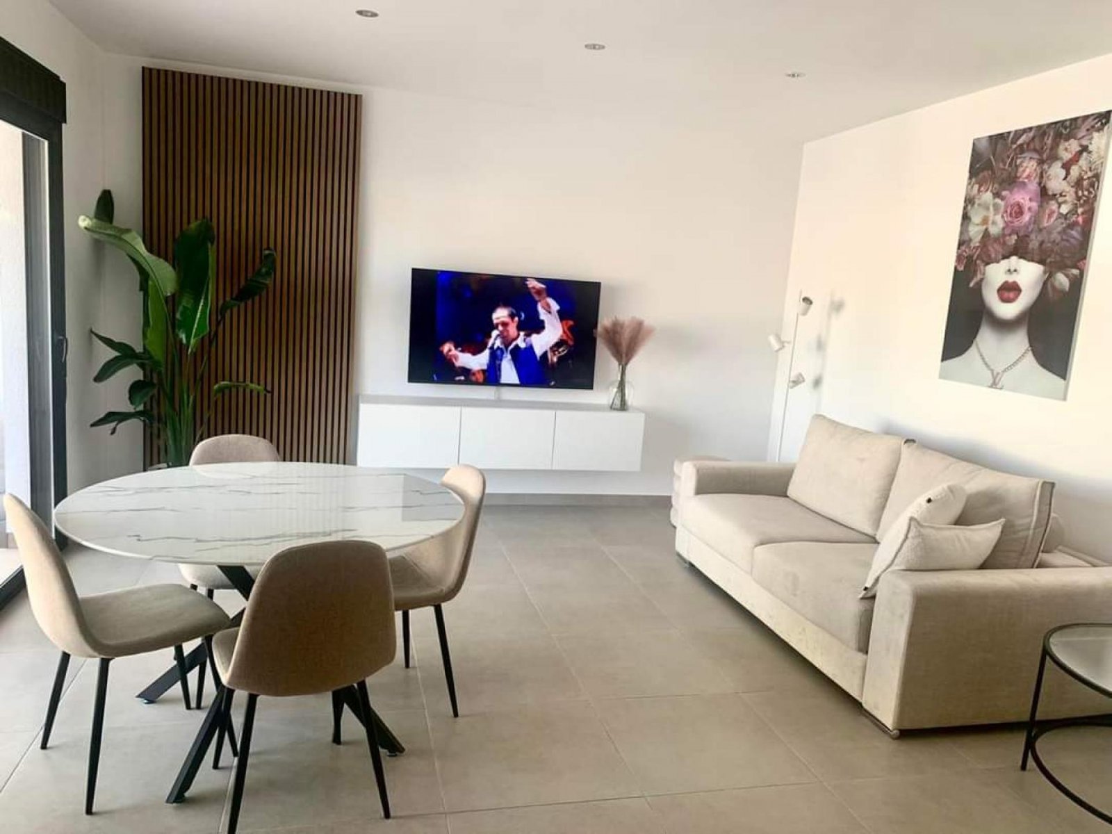 Modernes Apartment mit Dachterrasse, Pool & Tiefgarage - Einziehen & Genießen
