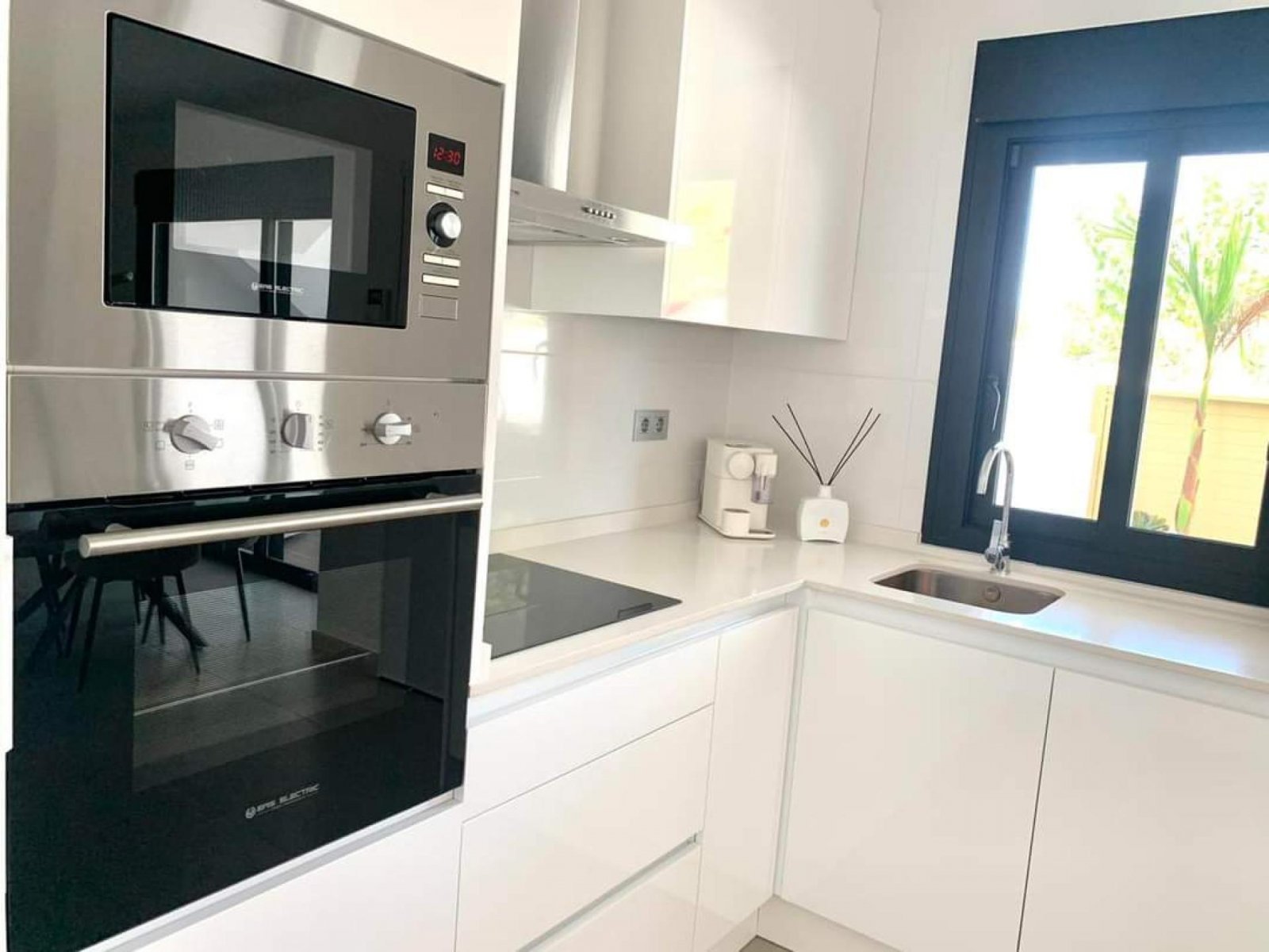 Modernes Apartment mit Dachterrasse, Pool & Tiefgarage - Einziehen & Genießen