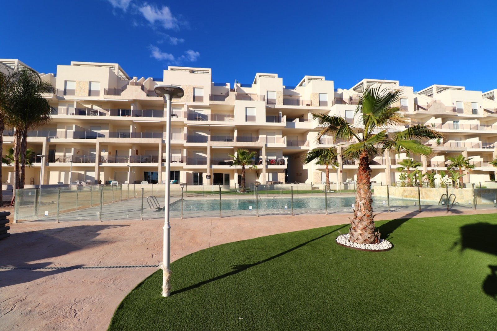 Guardamar del Segura: Modernes Wohnen mit Poolblick und Sonnenterrasse 