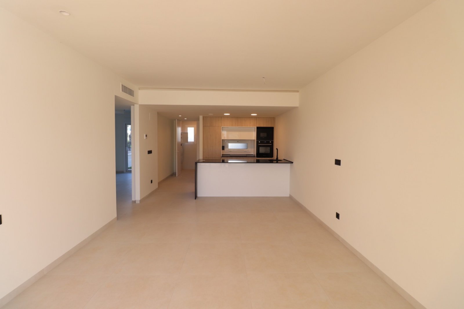 Modernes Wohnen mit Poolblick und Sonnenterrasse