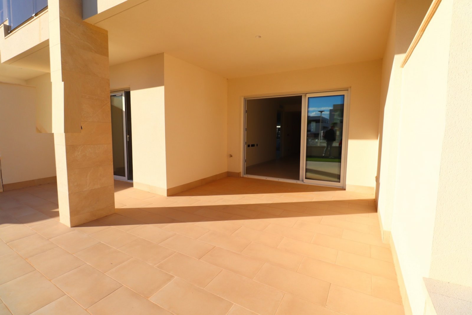 Modernes Wohnen mit Poolblick und Sonnenterrasse
