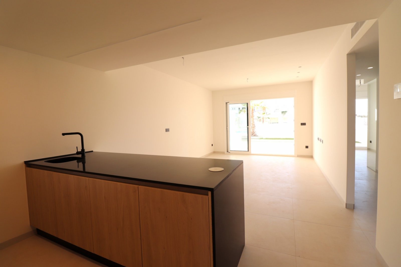 Modernes Wohnen mit Poolblick und Sonnenterrasse
