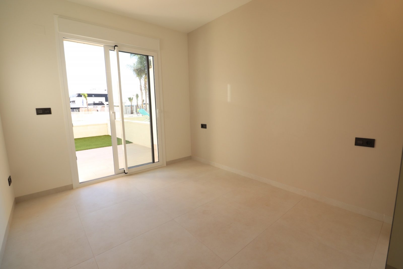 Modernes Wohnen mit Poolblick und Sonnenterrasse