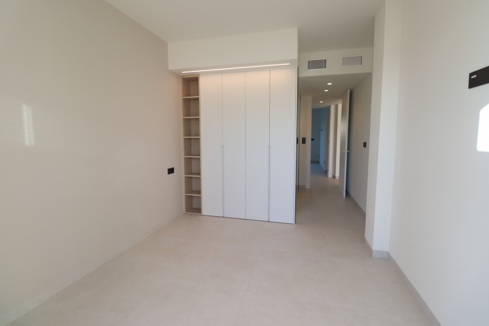 Modernes Wohnen mit Poolblick und Sonnenterrasse
