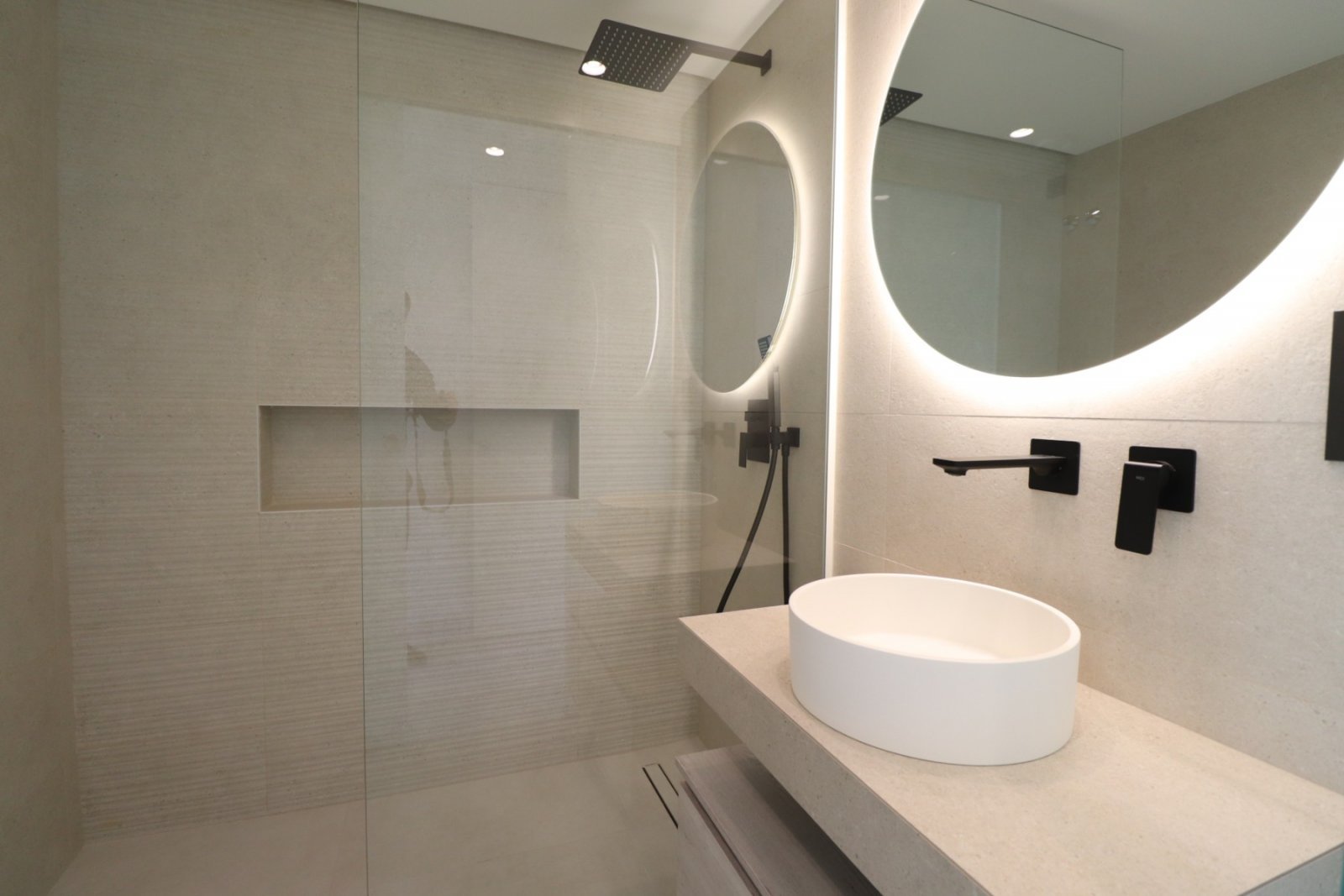 Modernes Wohnen mit Poolblick und Sonnenterrasse
