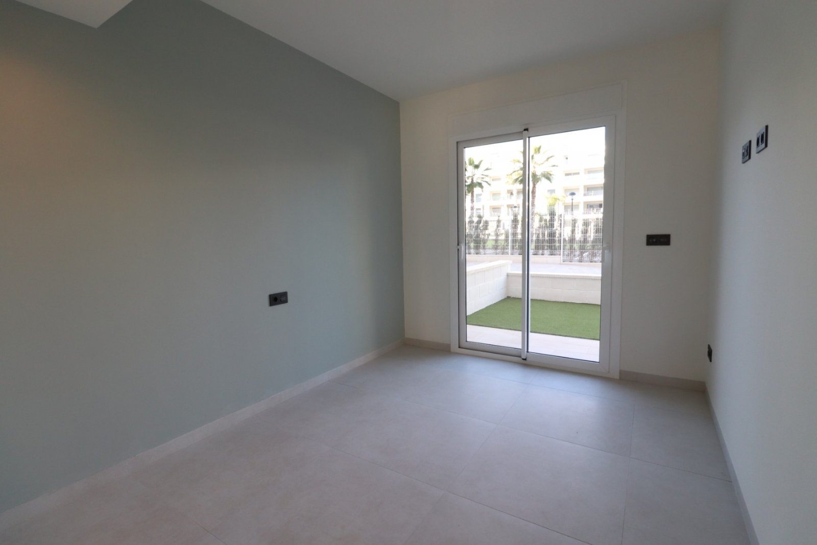 Modernes Wohnen mit Poolblick und Sonnenterrasse