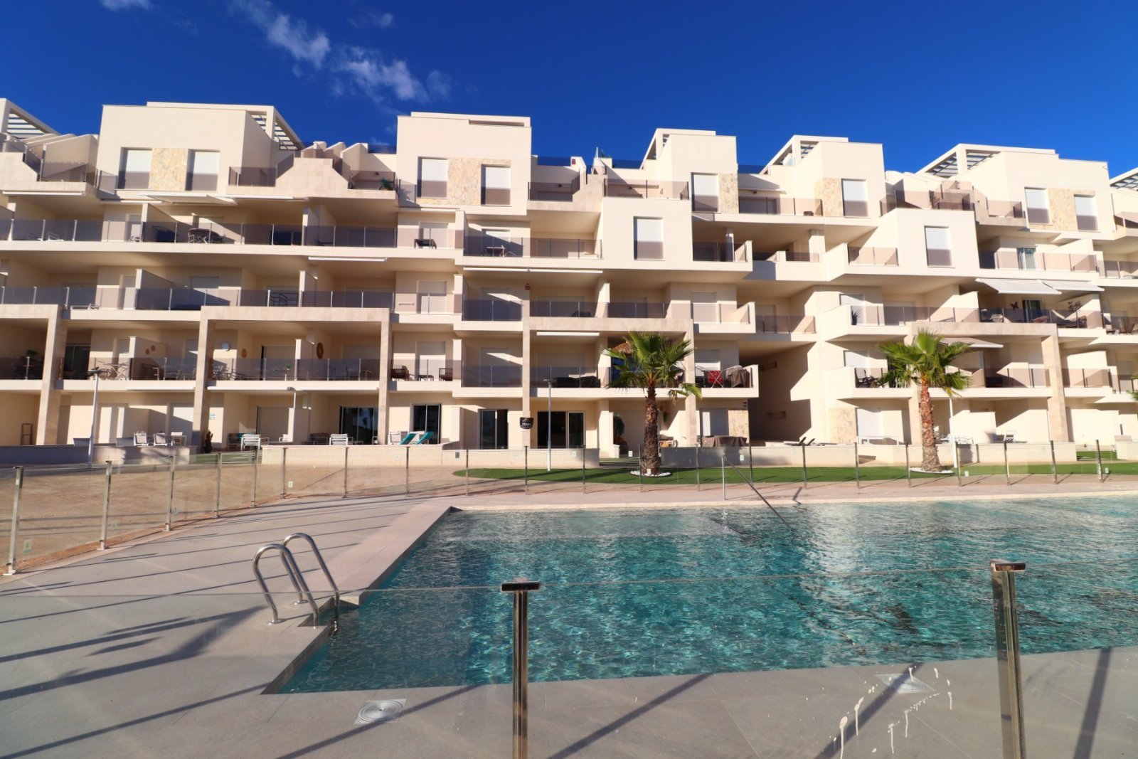 Modernes Wohnen mit Poolblick und Sonnenterrasse