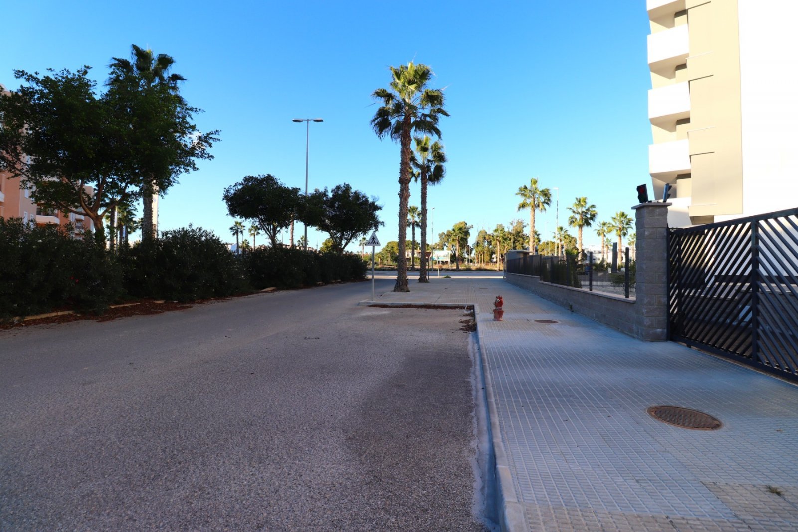 Modernes Wohnen mit Poolblick und Sonnenterrasse