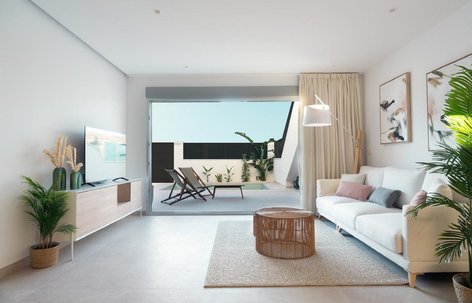 Lichtdurchflutete Gartenwohnung mit Pool & Parkplatz