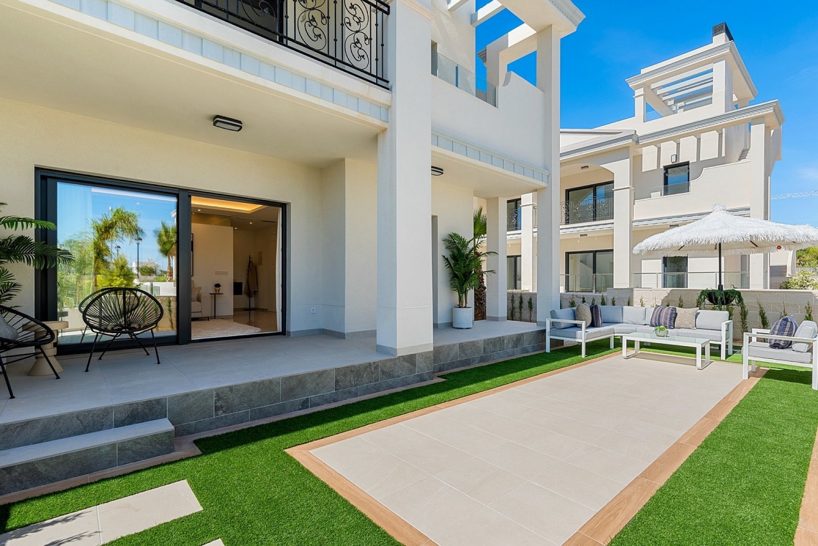 Moderne Gartenwohnung mit Pool