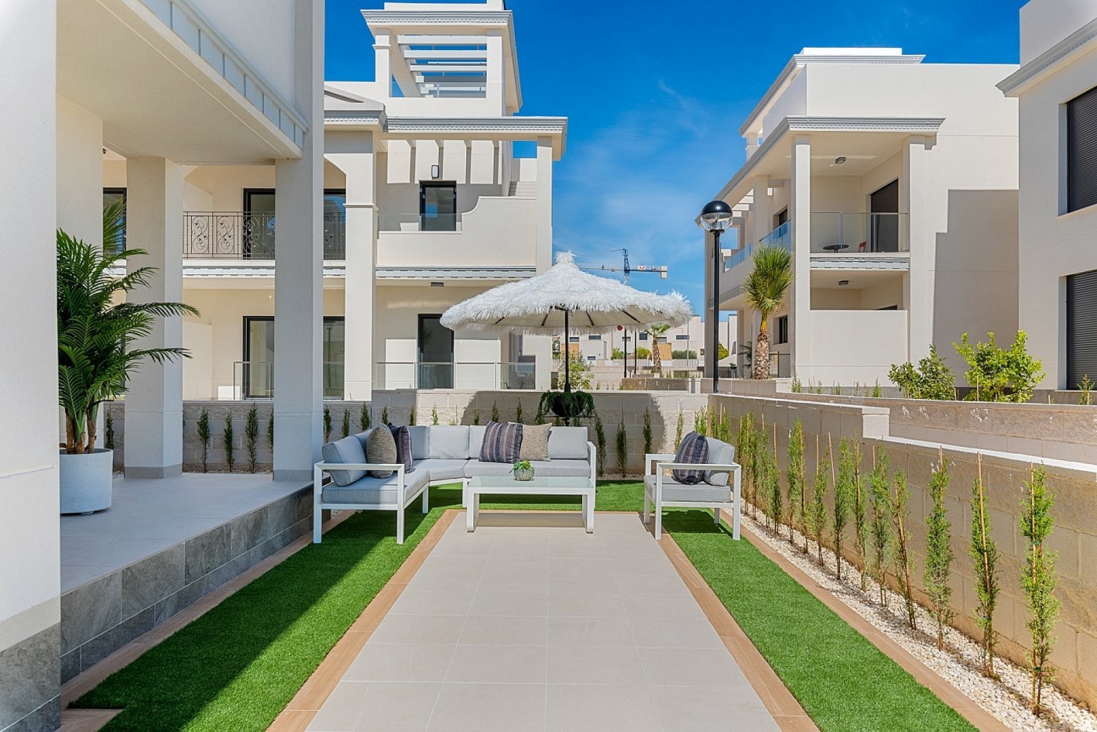 Moderne Gartenwohnung mit Pool