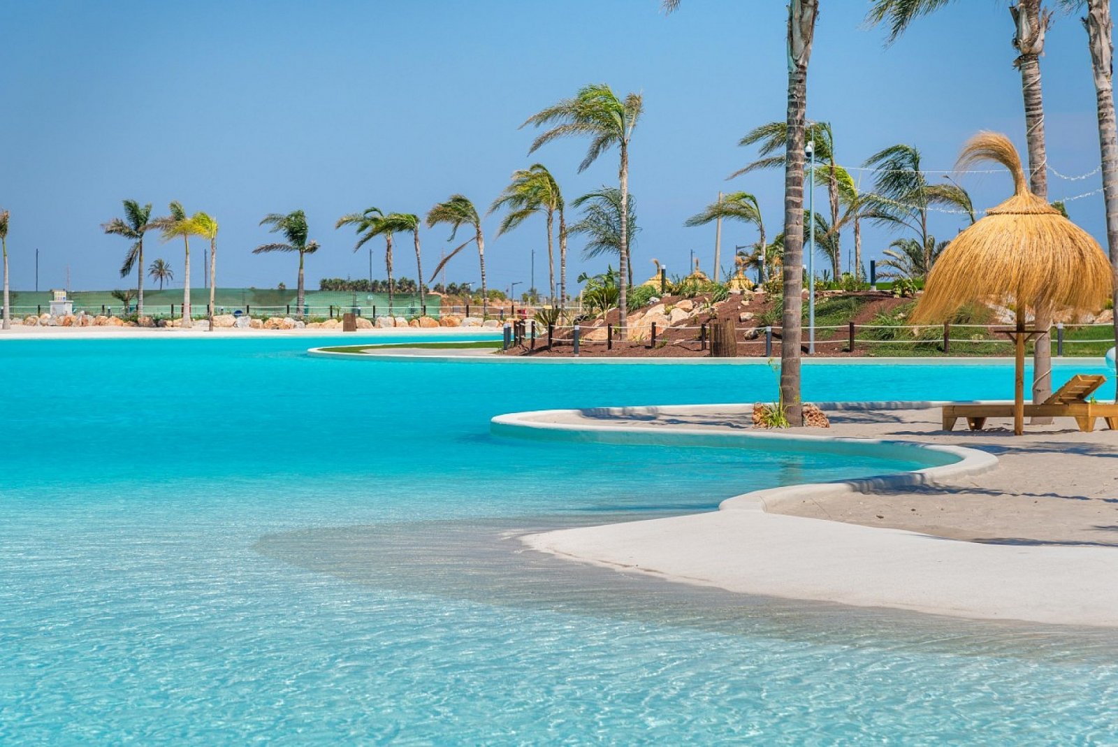 Exklusive Wohnanlage mit Pools und Naturstrand