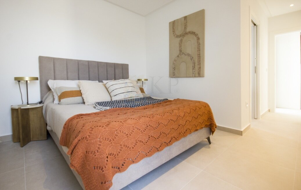Modernes Penthouse mit großer Dachterrasse und Gemeinschaftspool