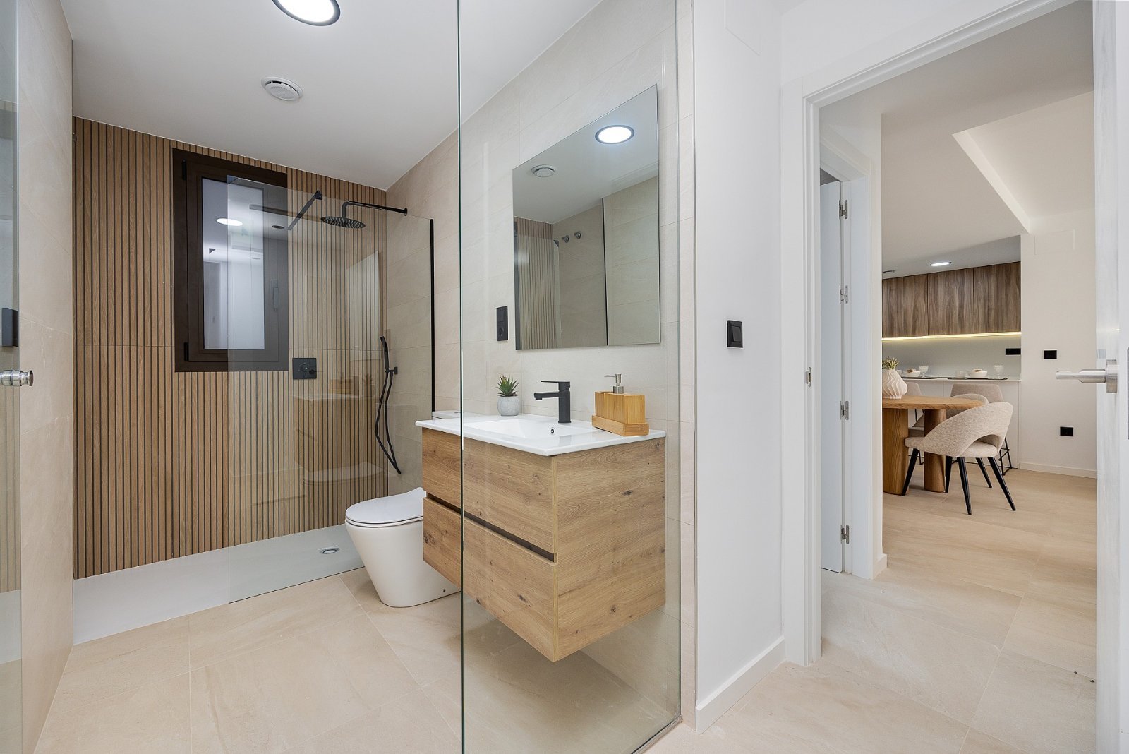 Exklusive Wohnung mit Pool und Tiefgarage