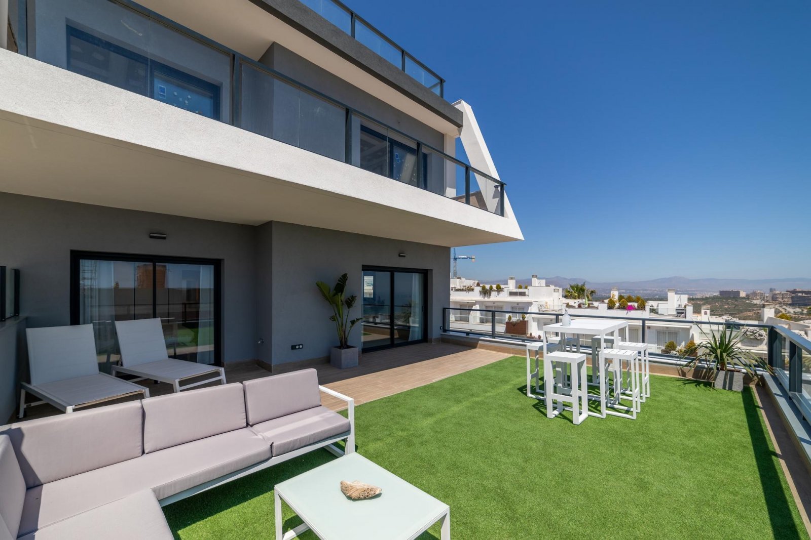 Komfortables Apartment mit Pool, privatem Garten und Tiefgarage