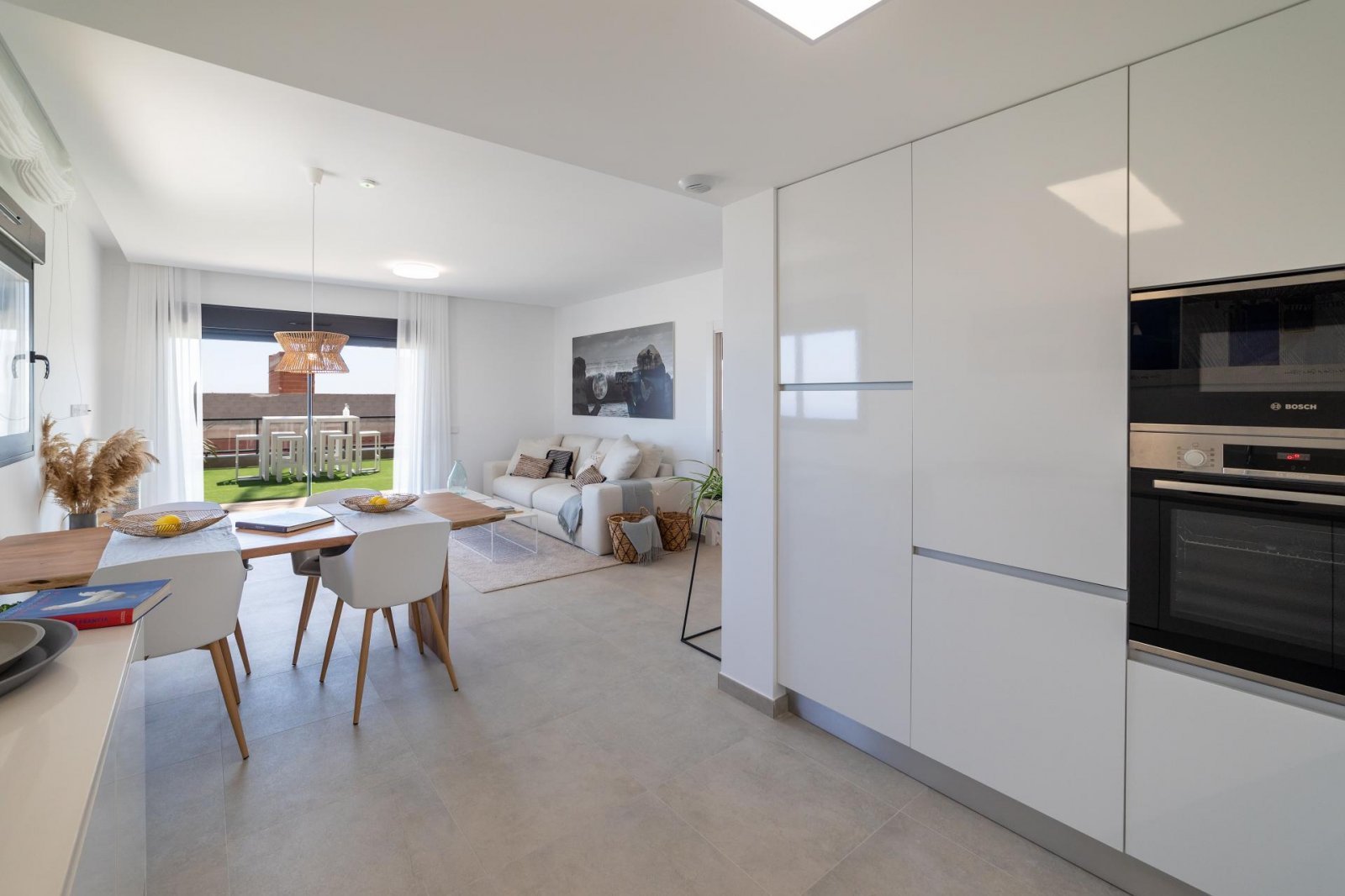 Komfortables Apartment mit Pool, privatem Garten und Tiefgarage