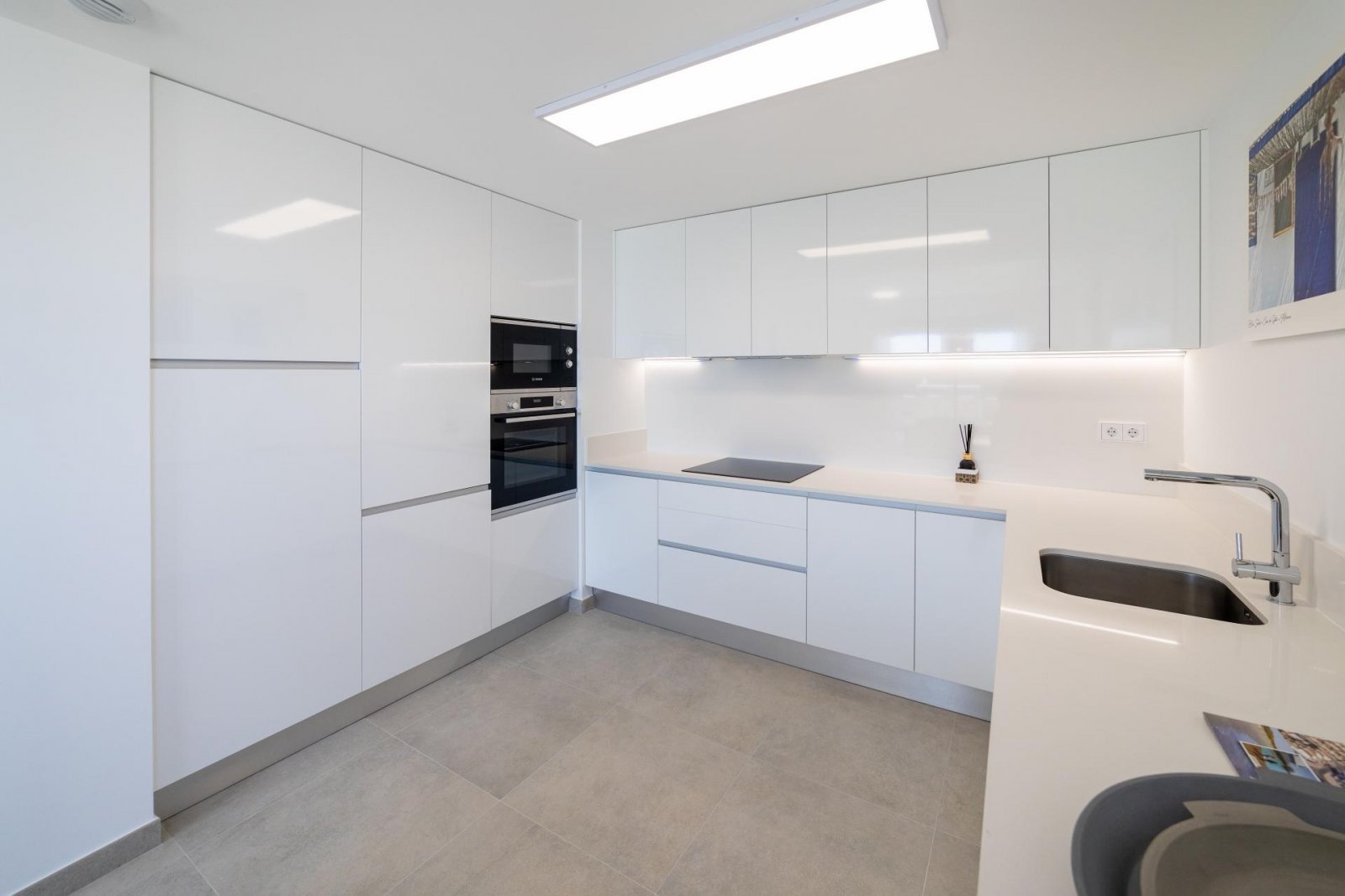 Komfortables Apartment mit Pool, privatem Garten und Tiefgarage