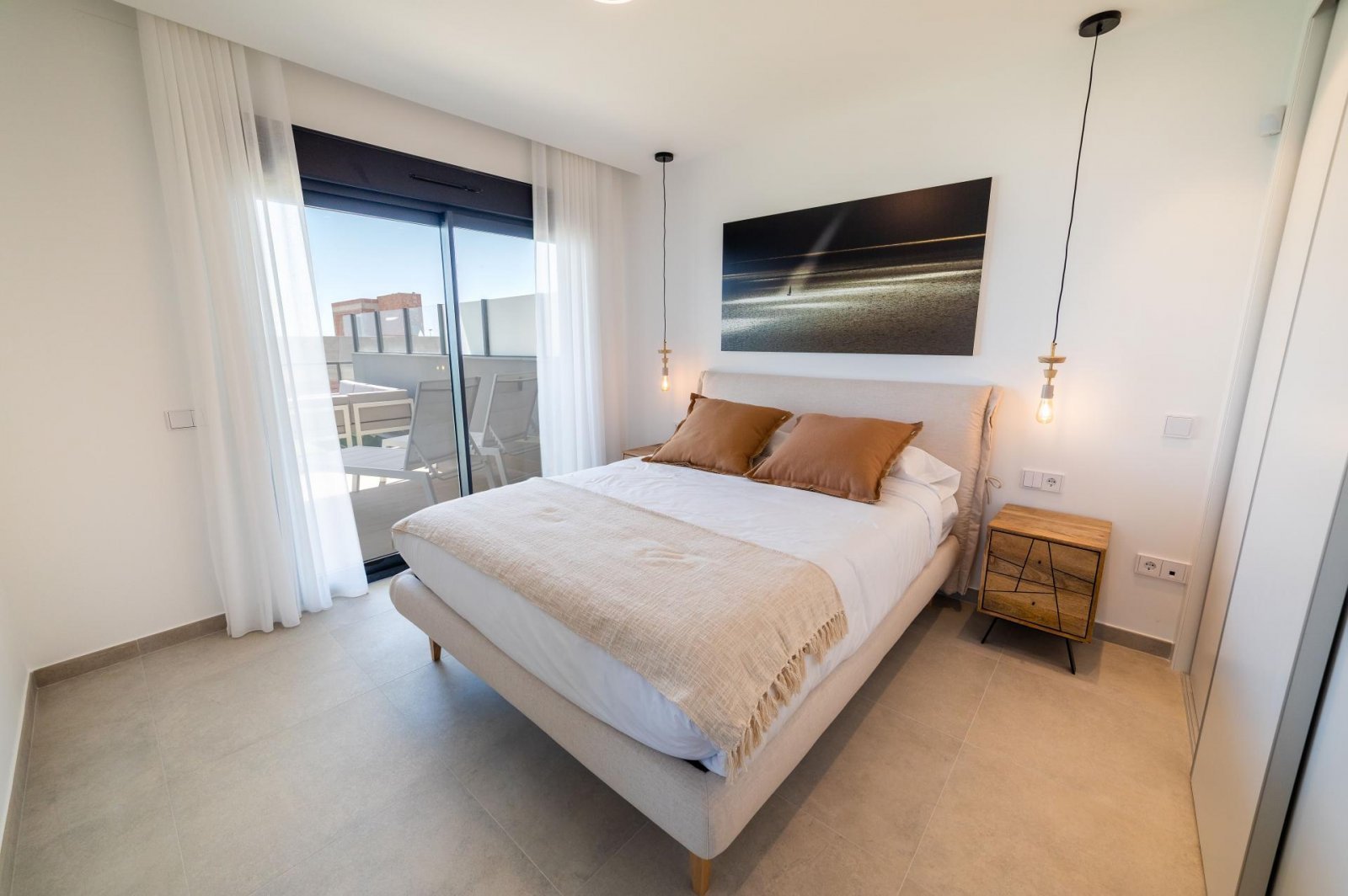 Komfortables Apartment mit Pool, privatem Garten und Tiefgarage