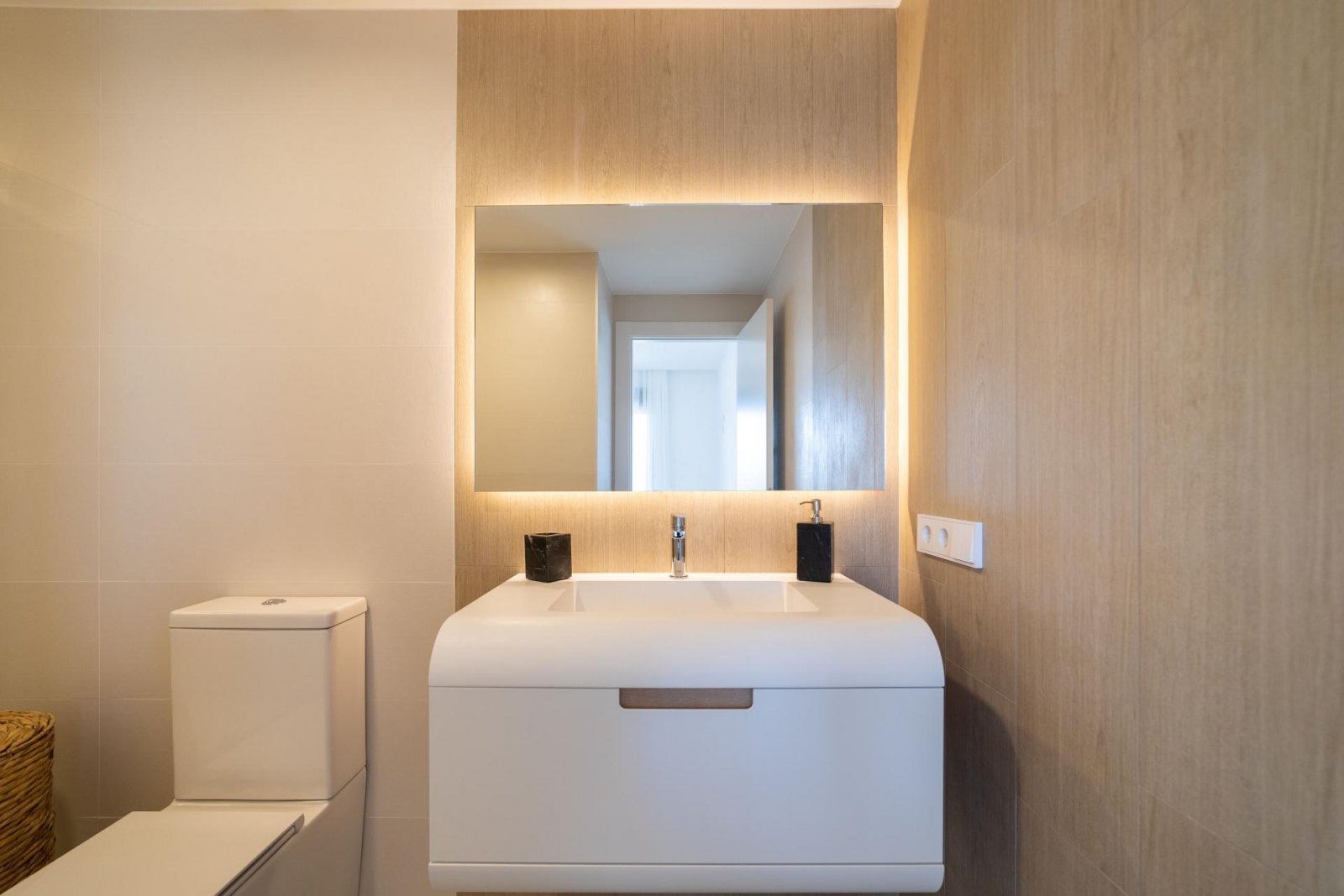 Komfortables Apartment mit Pool, privatem Garten und Tiefgarage