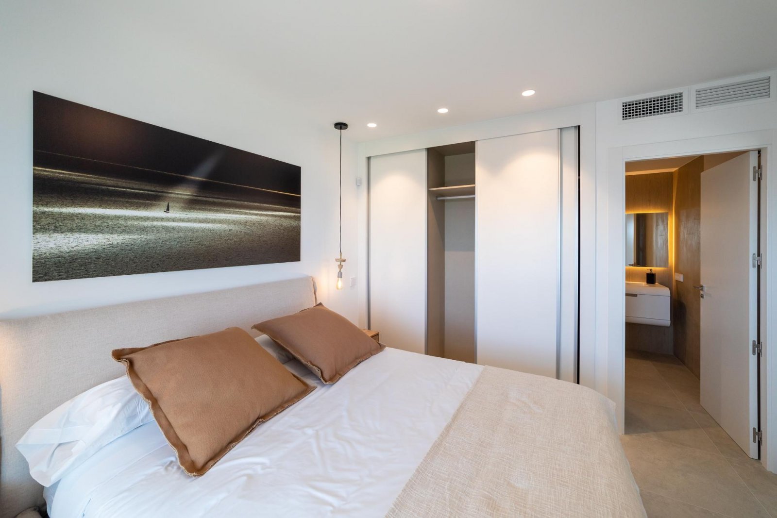 Komfortables Apartment mit Pool, privatem Garten und Tiefgarage
