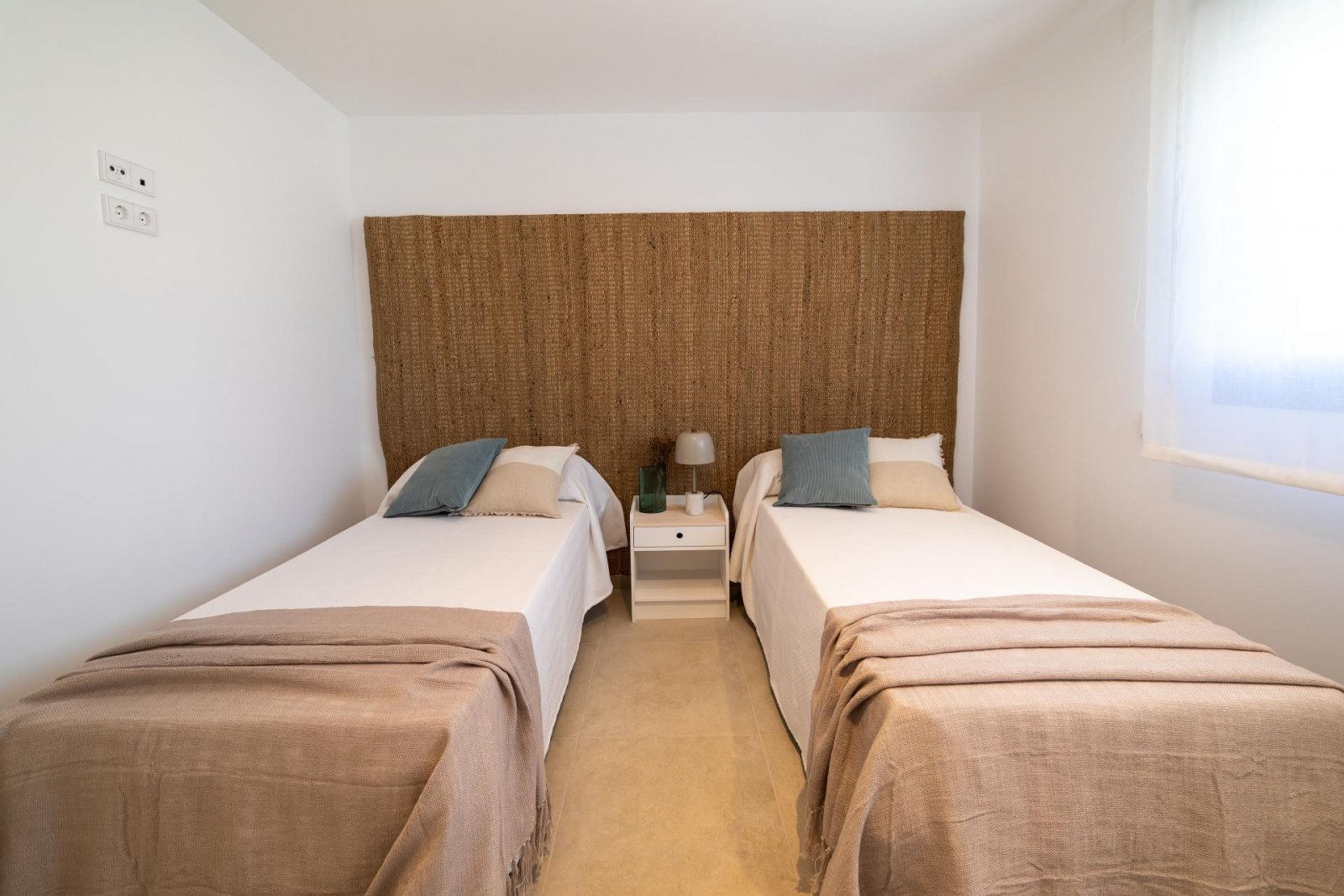 Komfortables Apartment mit Pool, privatem Garten und Tiefgarage