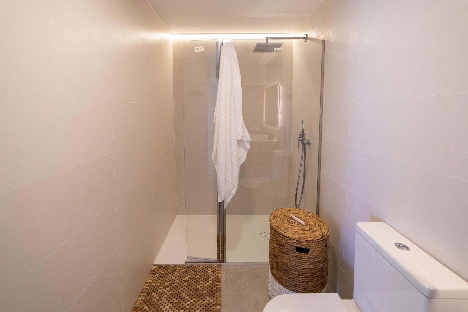 Komfortables Apartment mit Pool, privatem Garten und Tiefgarage