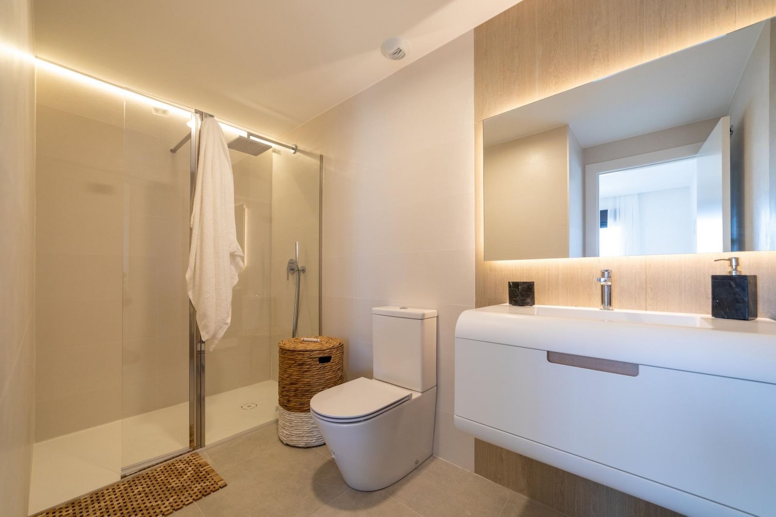 Komfortables Apartment mit Pool, privatem Garten und Tiefgarage