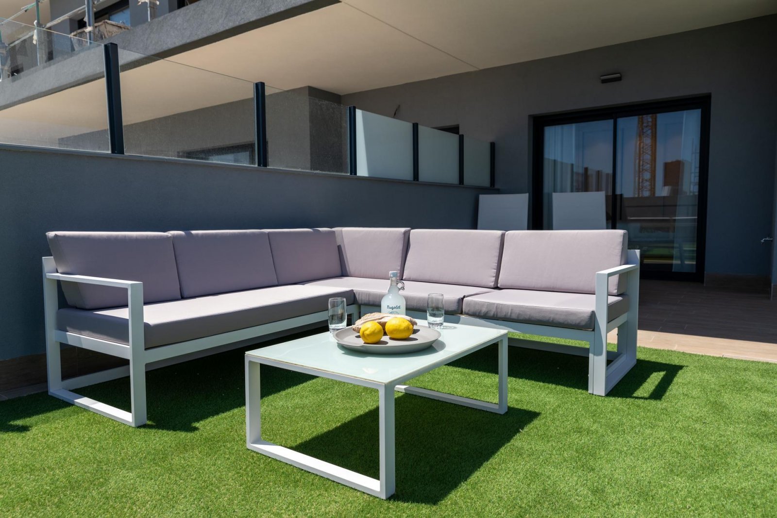Komfortables Apartment mit Pool, privatem Garten und Tiefgarage