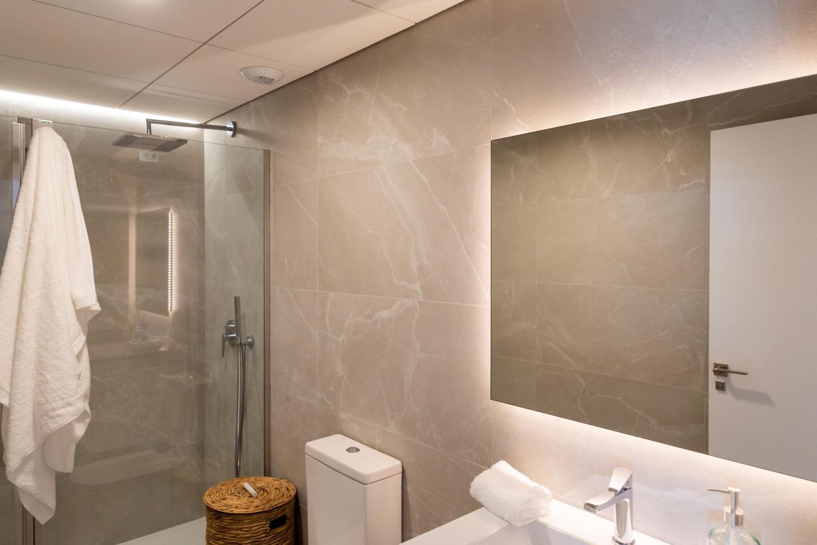 Komfortables Apartment mit Pool, privatem Garten und Tiefgarage