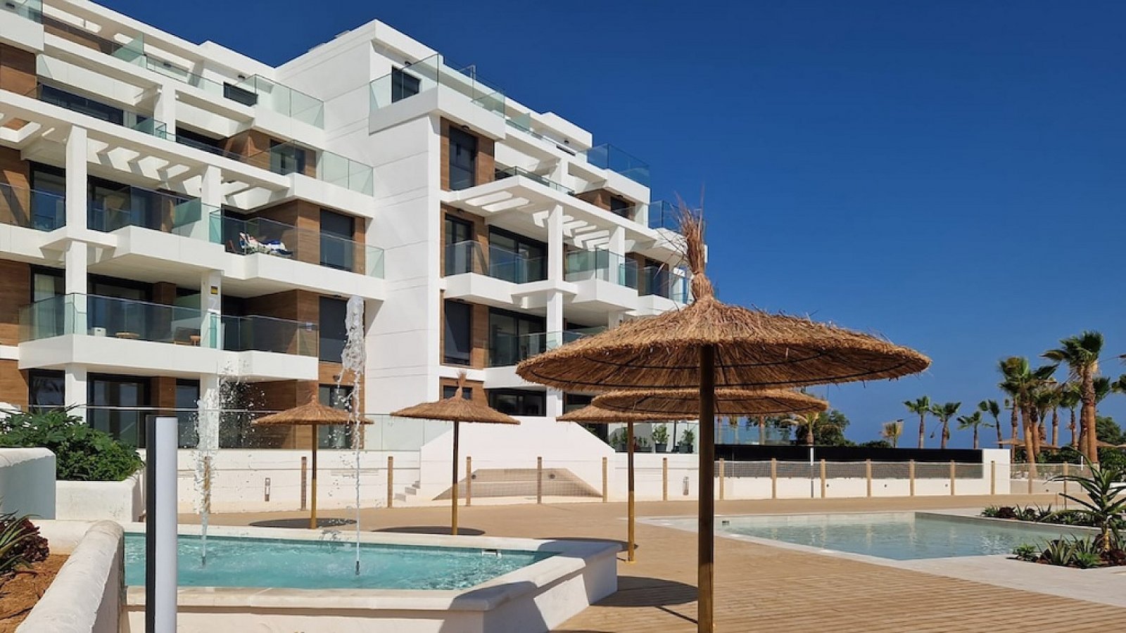 Moderne Meerblick-Apartments mit Garten und Pool