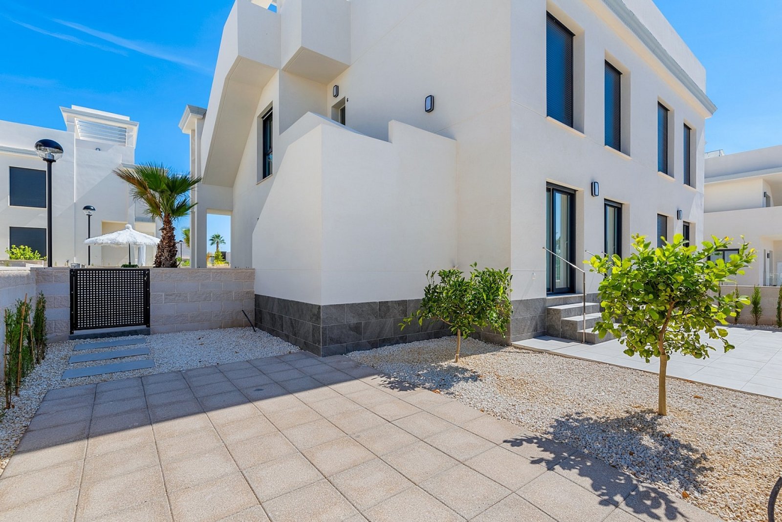 Modernes Apartment mit Garten &amp; Pool