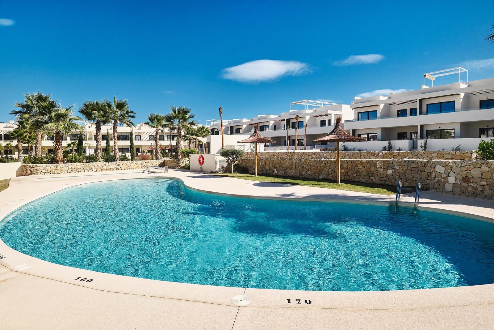 Moderne Apartments mit Solarium und Gemeinschaftspool