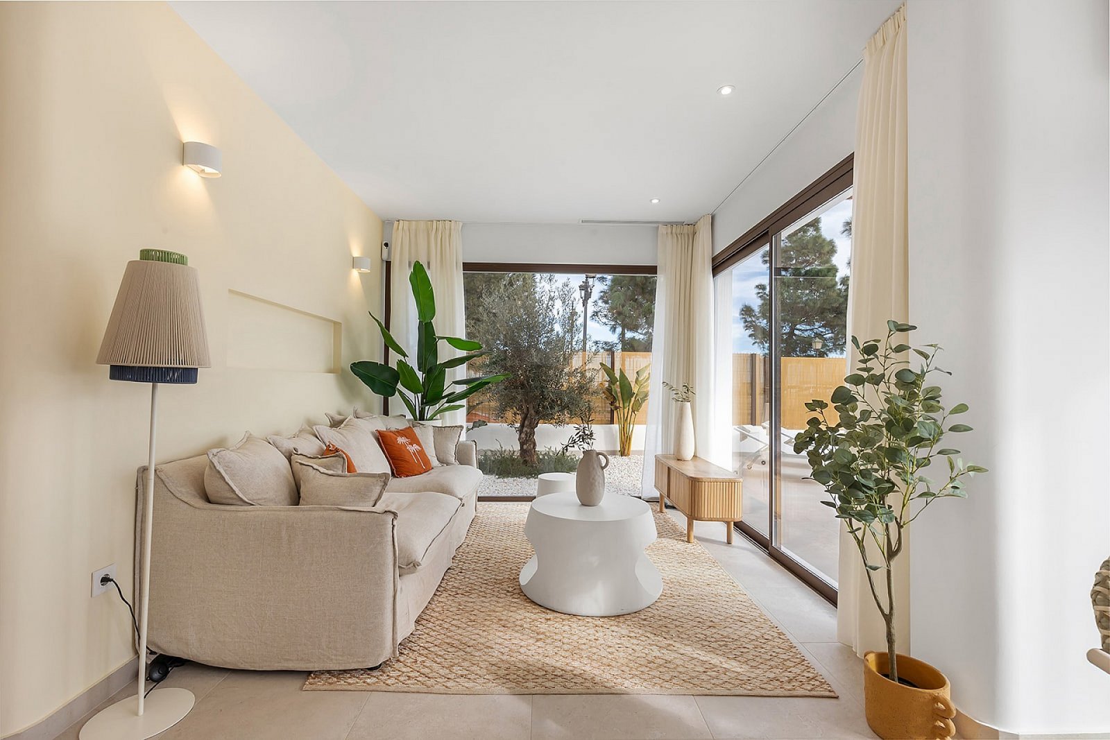 Stilvolles Apartment mit 3 Schlafzimmern, Gemeinschaftspool und Stellplatz