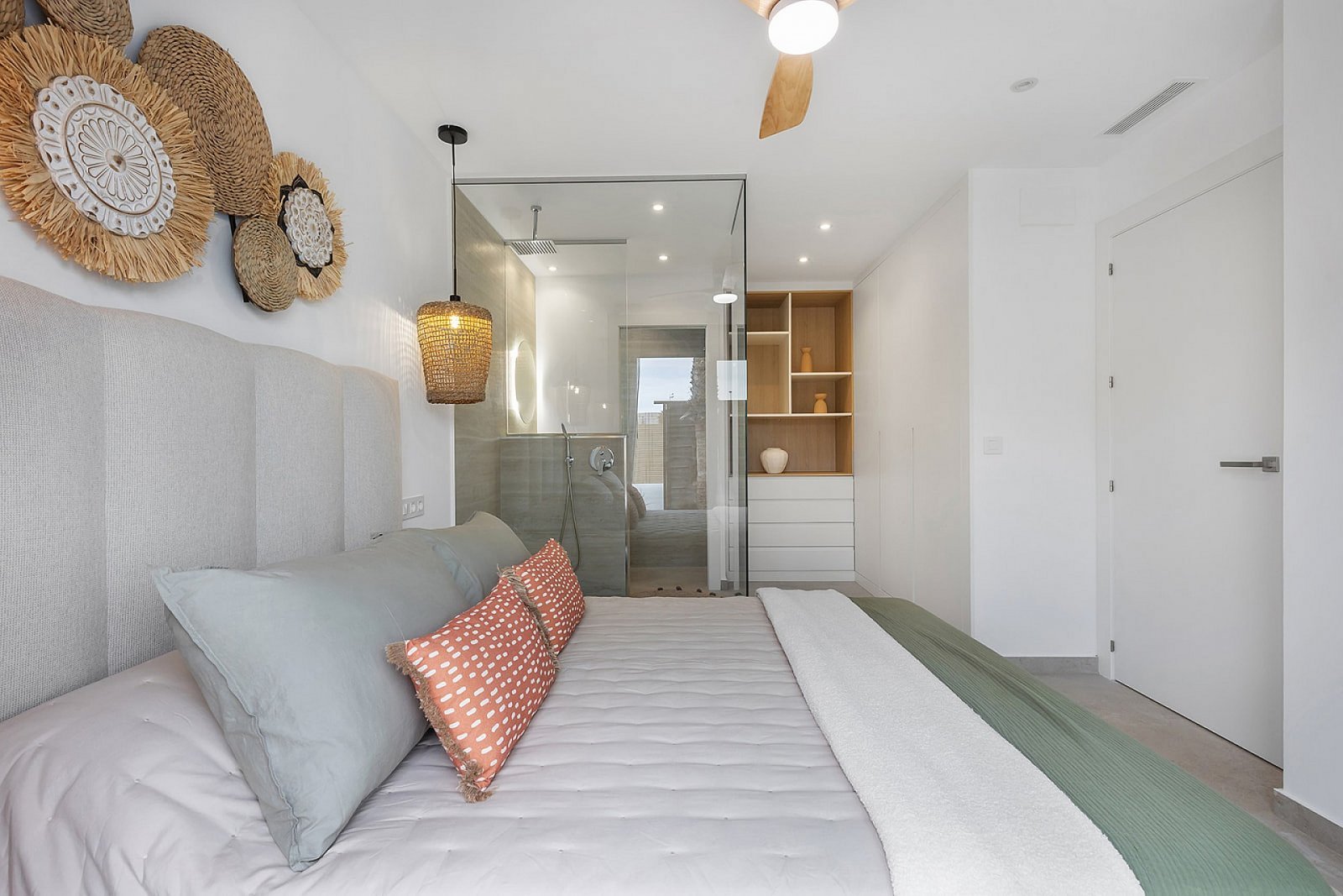 Stilvolles Apartment mit 3 Schlafzimmern, Gemeinschaftspool und Stellplatz