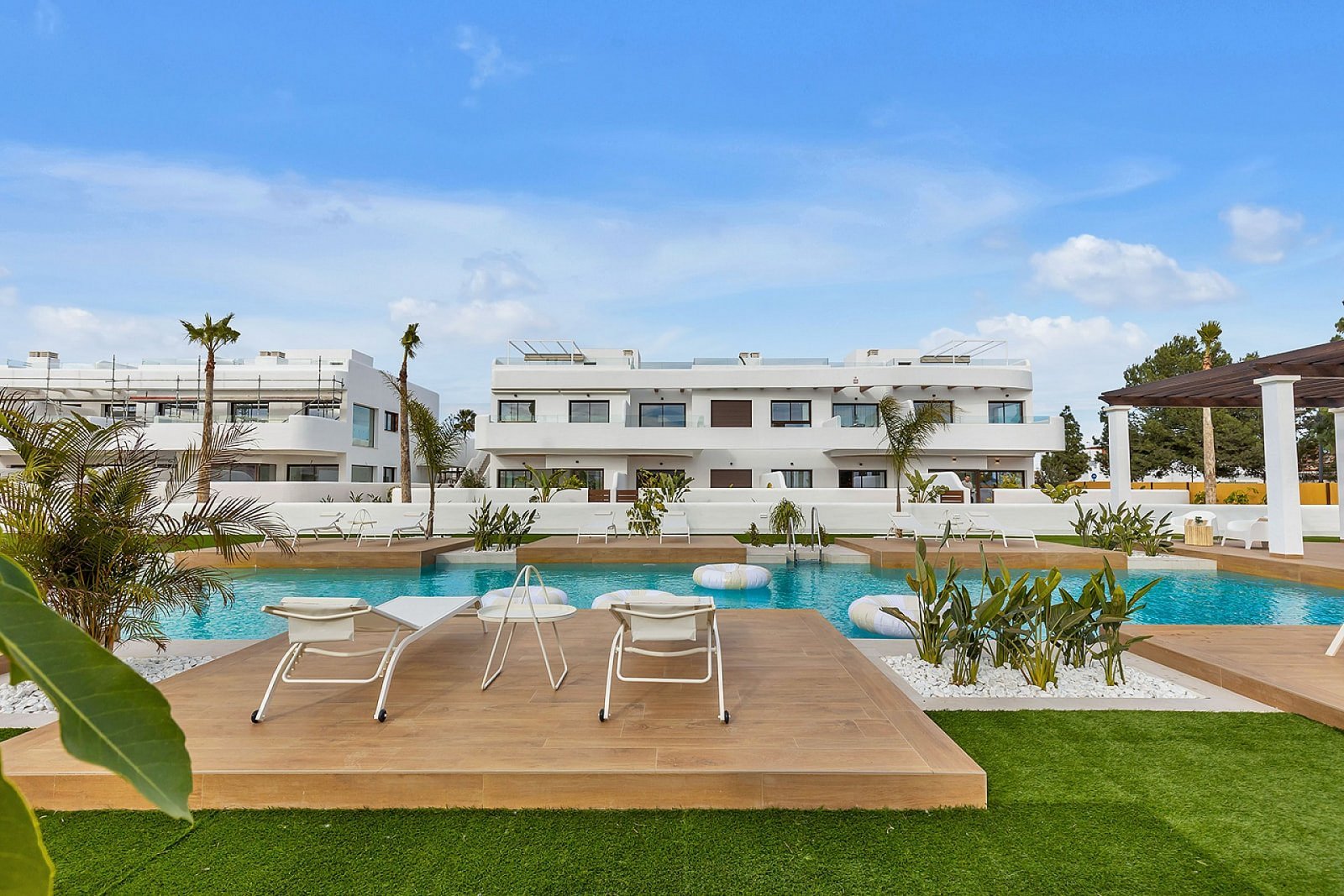 Stilvolles Apartment mit 3 Schlafzimmern, Gemeinschaftspool und Stellplatz