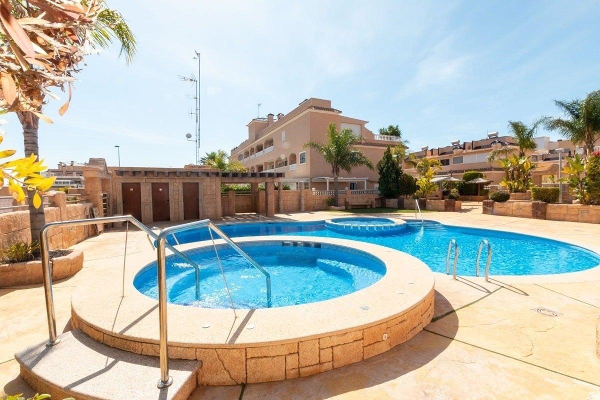 Orihuela Costa: Stilvolles Wohnen mit Terrasse und Outdoor-Küche 