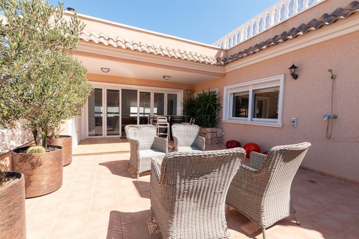 Stilvolles Wohnen mit Terrasse und Outdoor-Küche