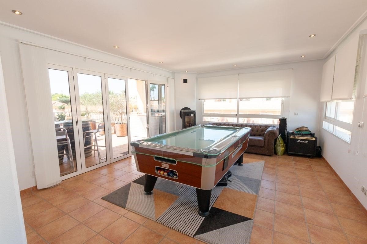 Stilvolles Wohnen mit Terrasse und Outdoor-Küche