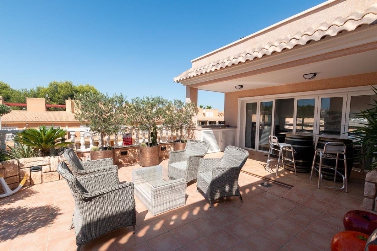 Stilvolles Wohnen mit Terrasse und Outdoor-Küche