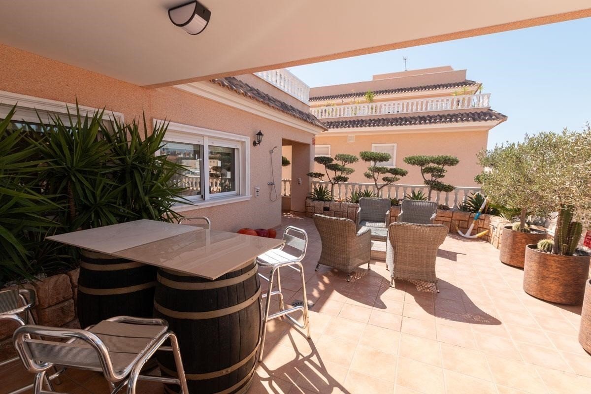 Stilvolles Wohnen mit Terrasse und Outdoor-Küche