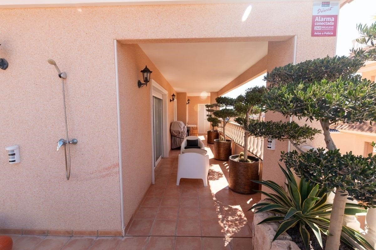 Stilvolles Wohnen mit Terrasse und Outdoor-Küche