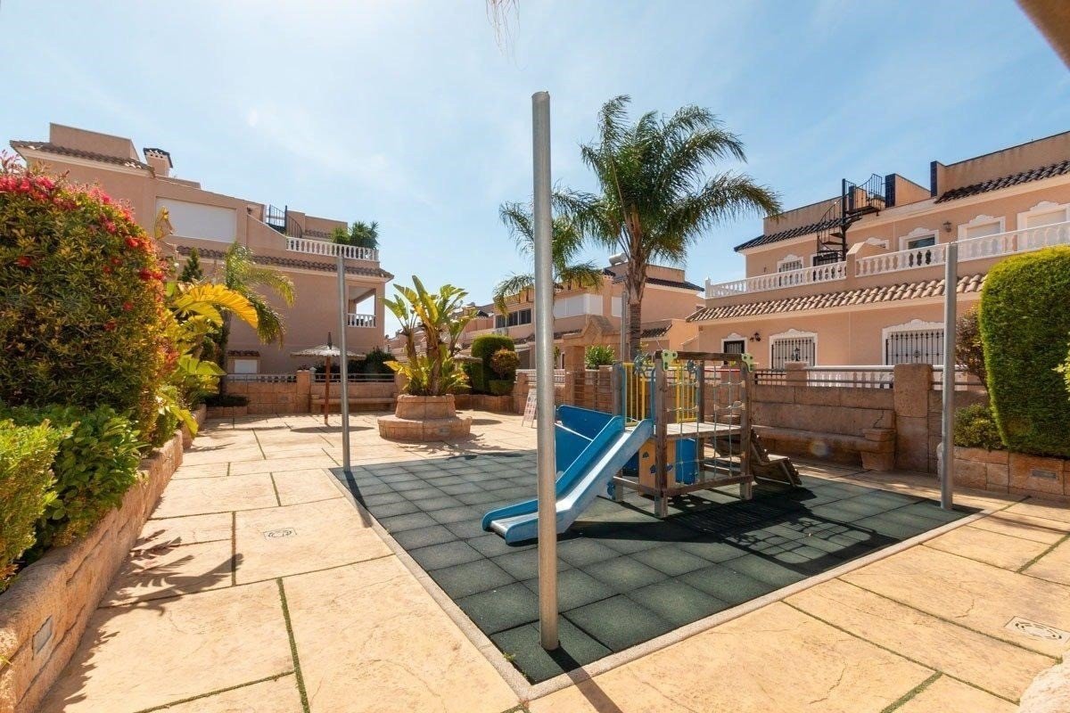 Stilvolles Wohnen mit Terrasse und Outdoor-Küche