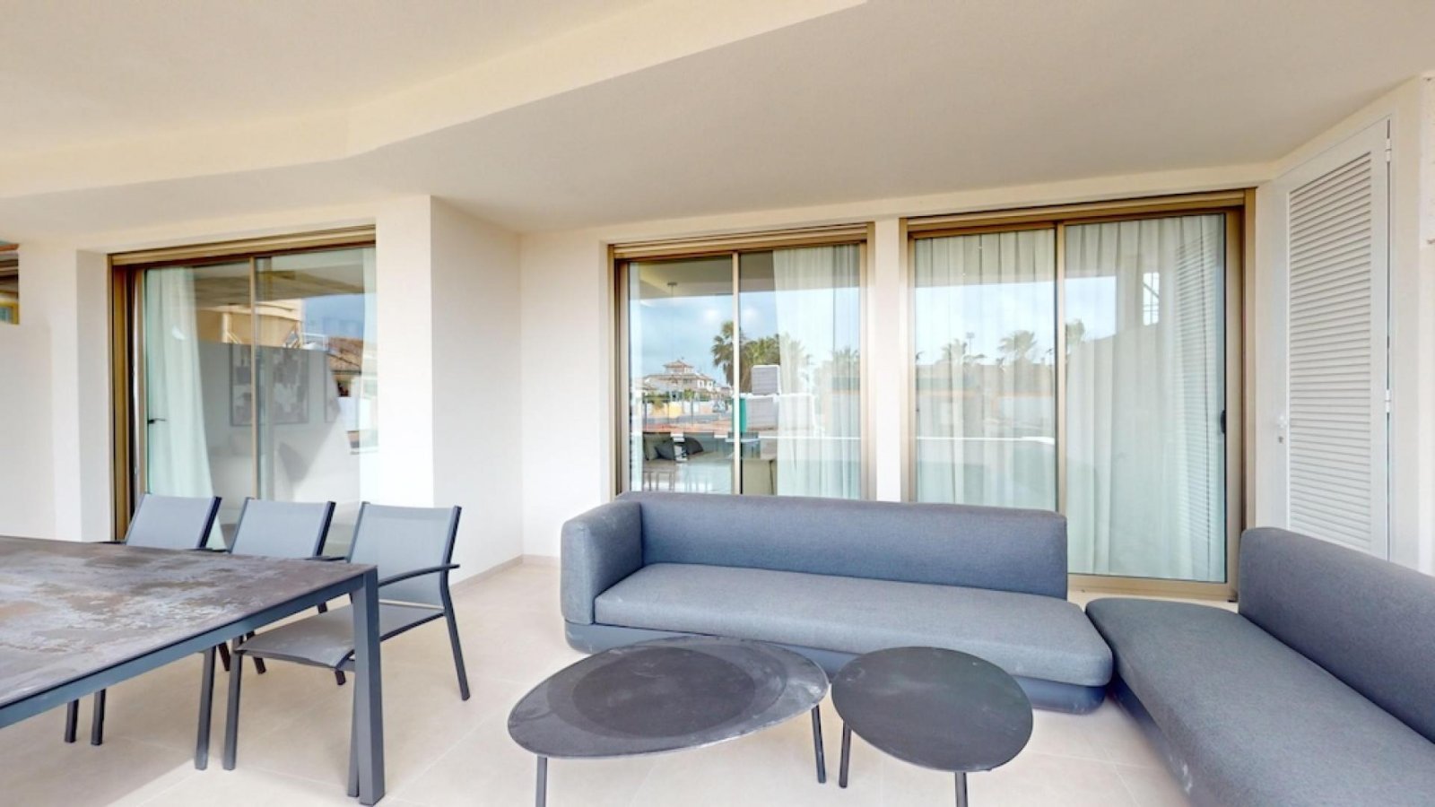 Exklusives Apartment mit Terrasse, Pool und Tiefgaragenstellplatz