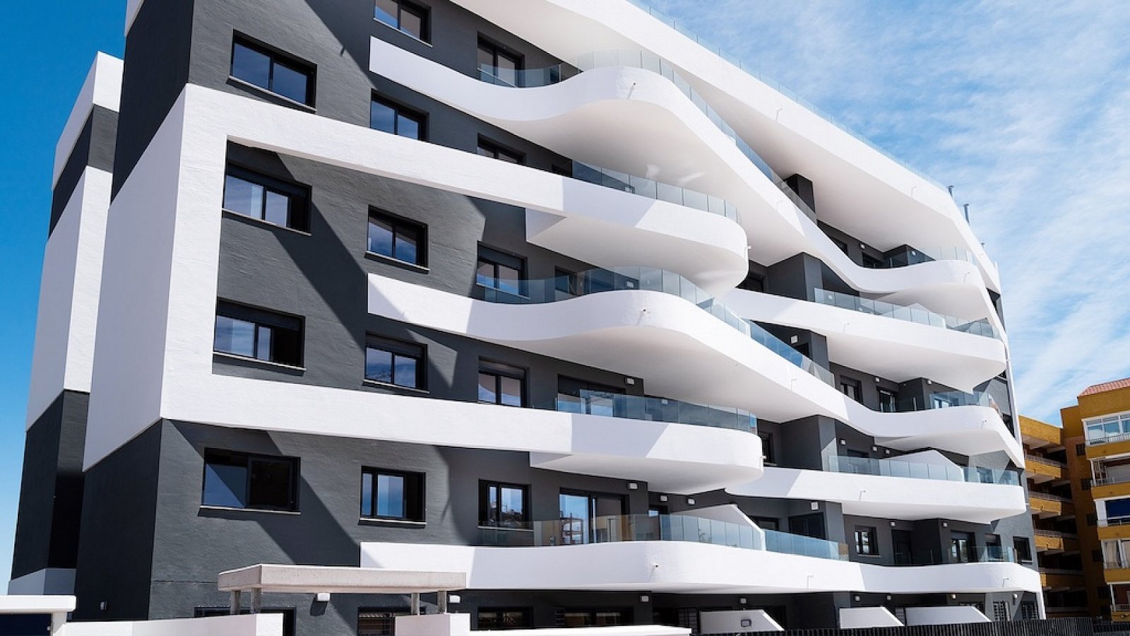 Exklusives Garten-Apartment mit Infinity-Pool und Meerblick