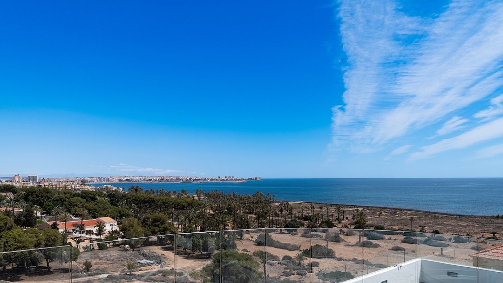 Exklusives Garten-Apartment mit Infinity-Pool und Meerblick